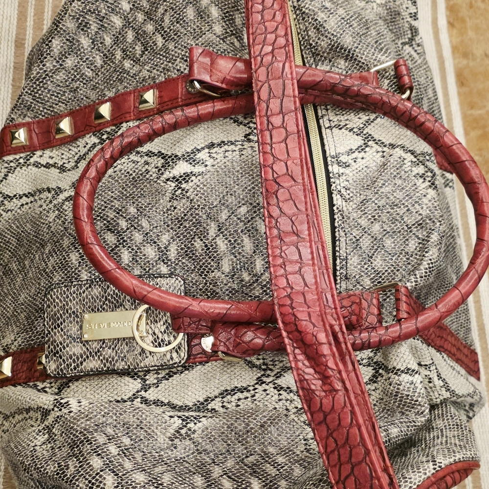 Steve Madden XLarge Stylish Snakeskin Patterned Travel bag with Red Accents - Picture 5 of 10